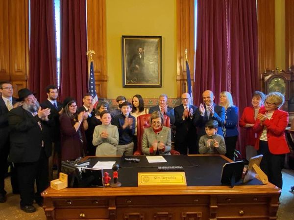 23-25-3-22 - Iowa Governor signing anti-BDS bill in CG Yinam Cohen trip to Des Moines